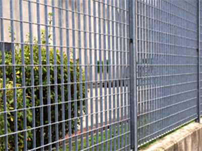鋼格板圍欄